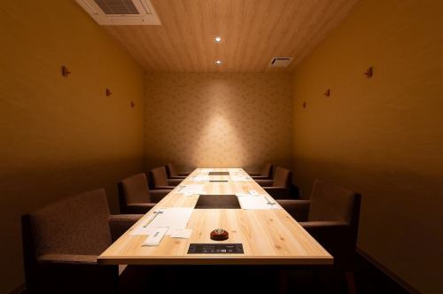 <p>広々とした落ち着きある空間はどのようなシーンにもおすすめ。大人個室でこだわりのお料理やお酒をごゆっくりとお楽しみいただけます。ご宴会や接待など、ご利用シーンに合わせてお席をご用意致しております。是非ご利用くださいませ。</p>