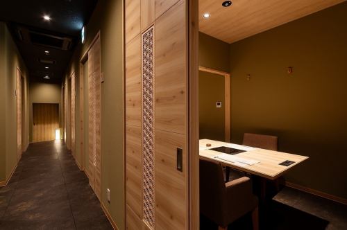 <p>少人数宴会などでプライベート空間をお楽しみください♪当店では、旬の食材を様々な調理法でお出ししております。暖かな光に包まれた、自然素材を配した落ち着いた空間で、九州の海の幸をお楽しみください。</p>