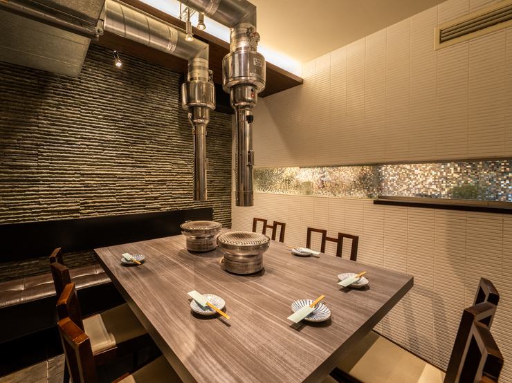 餐厅的内部不仅注重食物，还注重室内装潢，是客人可以享受非凡时光的空间。您可以在柜台前的餐桌座位上欣赏正在准备的食物。