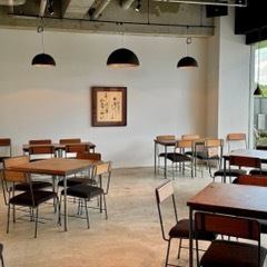 Cafe 264 is divided into different areas so that it can be used in a variety of ways depending on your purpose.The left side is mainly for customers who come alone or in small groups.The right side can be used for groups or meetings.Advance reservations are also accepted.