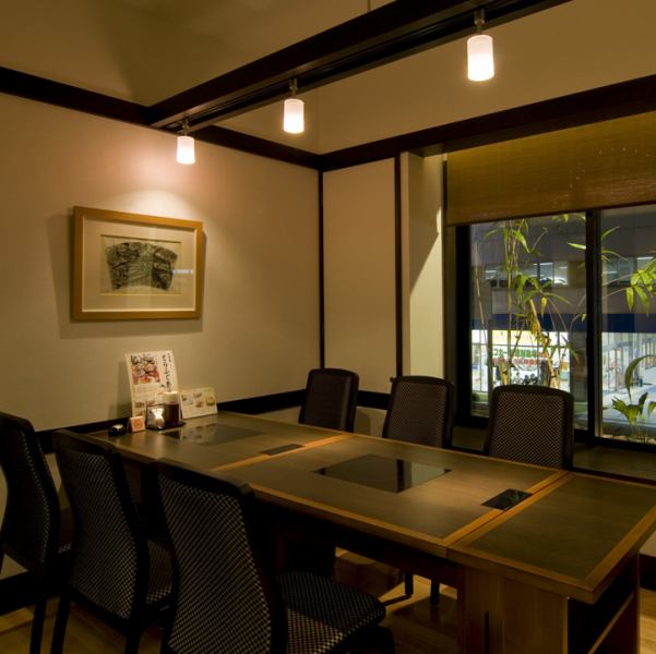 You can enjoy the table seats while looking out.The wooden structure is also calm.※ The photos are affiliated stores.