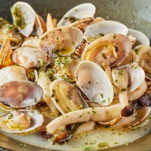 Steamed clams in garlic butter