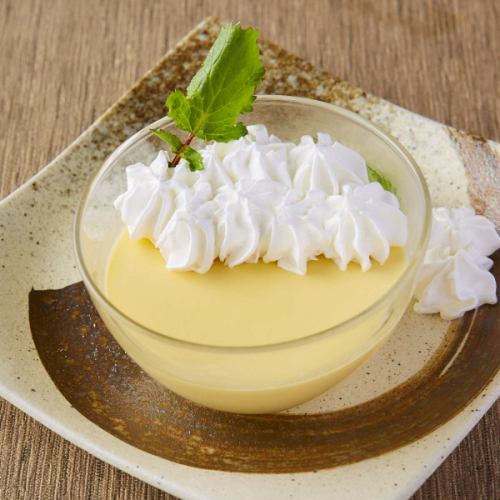 Smooth pudding with whipped cream