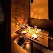 和の趣き溢れる店内は大人の為の落ち着いた雰囲気となっております。2名様~100名様までご利用可能なテーブル席は柏での接待や女子会、合コンなど各種宴会に最適なプライベート個室空間♪お得な宴会コースプランもご予算に合わせて3000円~ご用意。