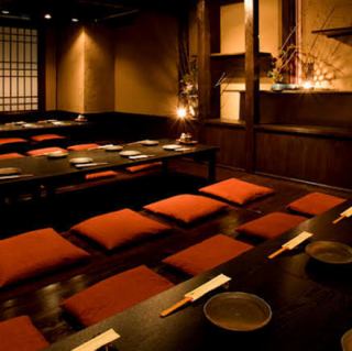 和の趣き溢れる店内は大人の為の落ち着いた雰囲気となっております。2名様~200名様までご利用可能なテーブル席は柏での接待や女子会、合コンなど各種宴会に最適なプライベート個室空間♪お得な宴会コースプランもご予算に合わせて3000円~ご用意。