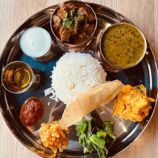 当店のオススメはなんといっても16種類のスパイスを使ったインドカレー。チキンカレーや、マトンカレーなど、種類も豊富。辛さも甘口から激辛までお選びいただけるので、辛いものが苦手な方も安心してご注文ください♪