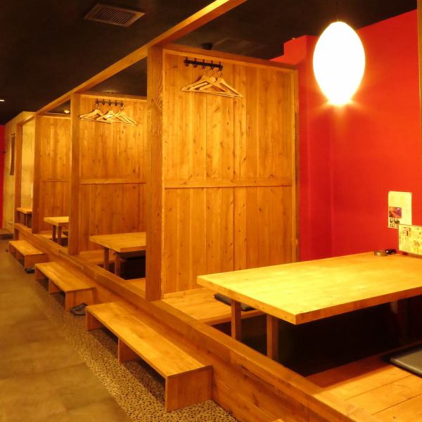 The spacious semi-private room-style sunken kotatsu seats are easy to use with a spacious table!The entrance is wide, so it's easy to get in and out when you leave your seat, so you don't have to worry about leaving your seat and stress-free♪ Enjoy yakitori with stamina in a stylish and clean space.