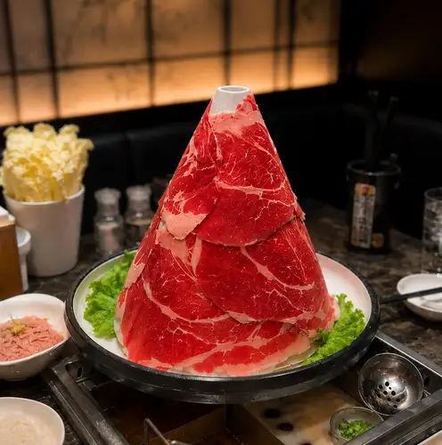 【SNS映え重視！！富士山牛肉！！】目の前にそびえ立つ肉の富士山！映えること間違いなし♪
