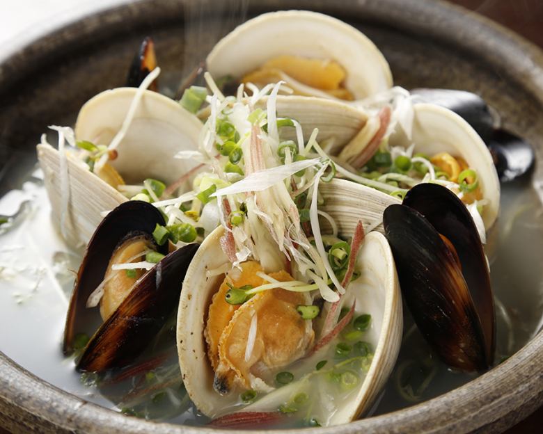 Steamed white clams with wine