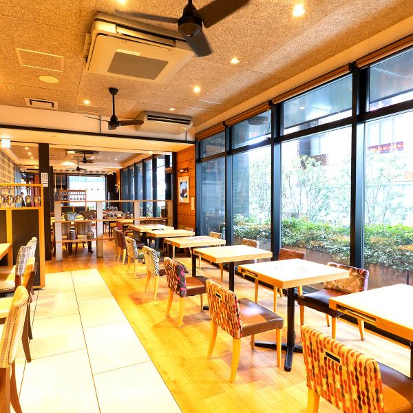 木の温もりを感じられるナチュラルな空間と開放感のある店内でお出迎えいたします♪シーンに合わせてお選び頂けるコースは勿論、ハンバーガーやパスタ、スイーツはパンケーキなどアラカルトメニューも豊富。女子会や同窓会などプライベートな集まりや、カフェタイムでのアフタヌーンティー利用もおすすめです◎
