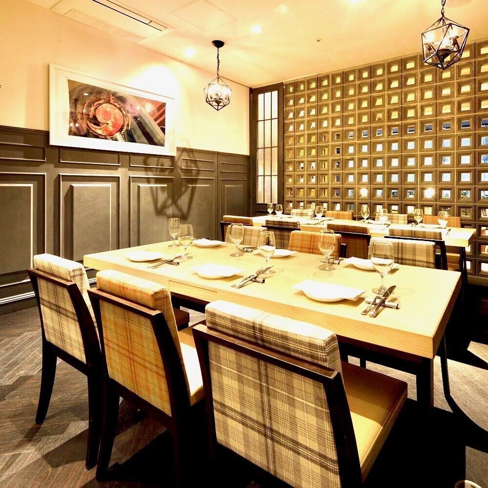 新宿の喧騒を感じさせないナチュラルな空間と開放感のある店内♪