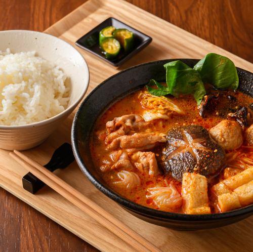 九品羊肉麻辣燙套餐（米飯和鹹菜）
