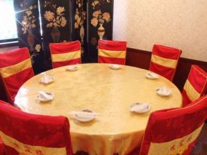【圓桌會議】畢竟中國菜是圓桌會議！只要你在一個圓圈裡，談話和筷子就會快速進步！因為預訂很早就受歡迎！