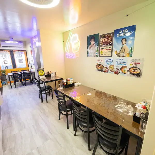 恵比寿町駅から徒歩3分の好立地！当店では、テーブルを繋げて最大8名様までご利用いただけるので、宴会や友人との集まりにもぴったりです♪飲み放題付きのコースもご用意しているので、気軽に楽しめるのも魅力！美味しい料理とともに、楽しいひとときをお過ごしください。大人数でのご利用も大歓迎！ご予約はお早めにどうぞ