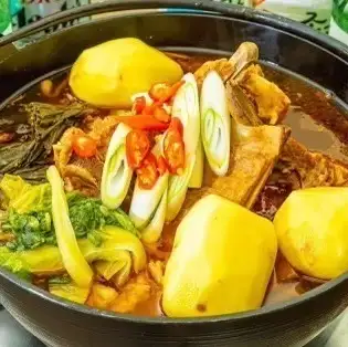 柔らかくとろける豚肉に舌鼓！韓国の鍋料理≪カムジャタン　3,800円(税込)≫