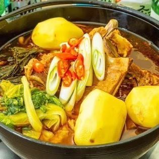柔らかくとろける豚肉に舌鼓！韓国の鍋料理≪カムジャタン　3,800円(税込)≫