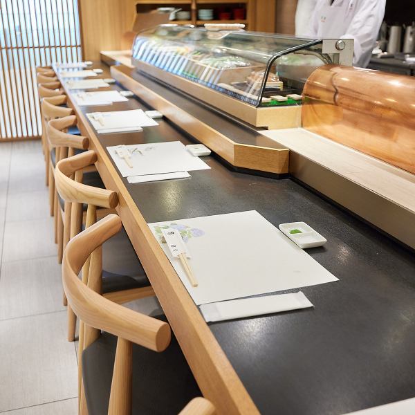 カウンター席はライブ感を味わえる人気の席となっております♪おひとり様やお二人様は是非ご利用ください。ご予約はネットからコースをお選びいただけます。