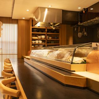 鮮度抜群の食材を入れたショーケース♪目でも美味しいカウンター席です！