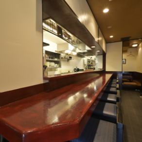 【シーンを選ばないテーブル席】グループでのご来店やご同僚との飲み会、ご家族でのお食事にピッタリのテーブル席です♪