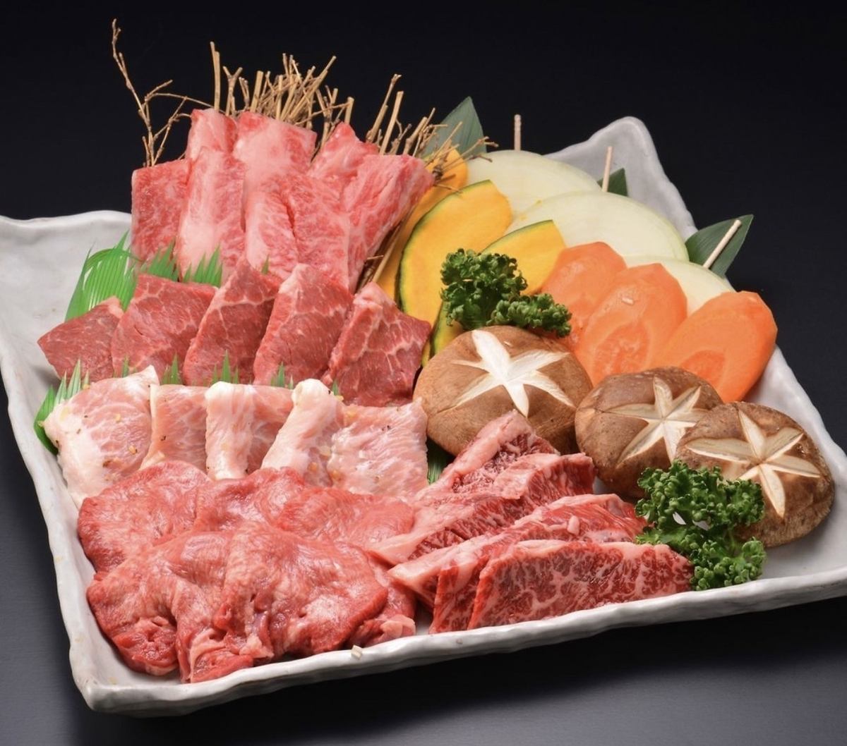 我們提供各種精美肉類，例如高級和牛排骨和牛舌！