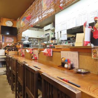 カウンター席がございます。たから屋のママと楽しい会話を♪