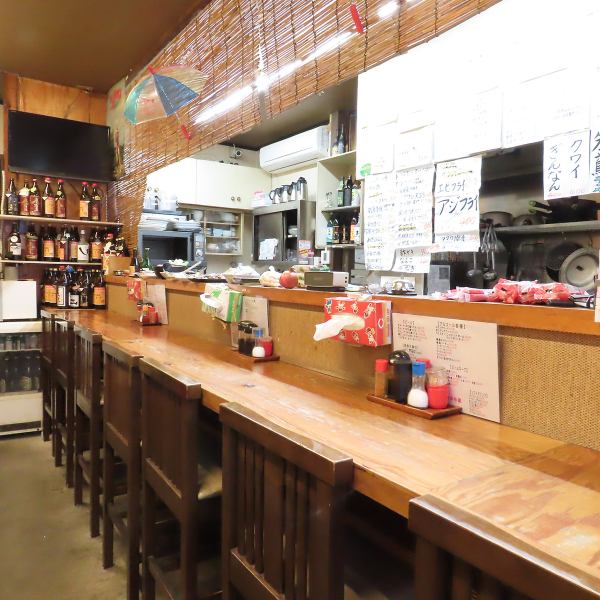 There are counter seats where you can enjoy a conversation with the friendly mama. You can also relax here even if you're alone.