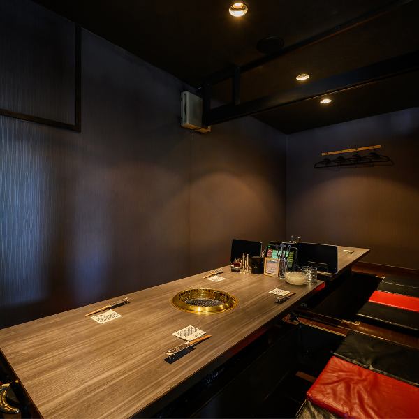 20名様から最大28名様までの団体利用に対応しており、店舗を丸ごと貸し切っての宴会が可能です。一体感のある空間は、会社のお集まりや歓送迎会など、賑やかに過ごしたいシーンに最適です。中央前橋駅から徒歩圏内の好立地で、深夜まで営業しているため、時間を忘れて楽しいひとときをお過ごしいただけます◎