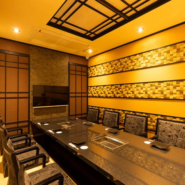 [Completely private room] A completely private room with a monitor that can accommodate up to 8 people.Our luxurious rooms are perfect for banquets and entertaining. We do not charge a private room fee, so first come, first served! Please contact us as soon as possible.#Umeda #Kitashinchi #Osaka #Osaka Station #Yakiniku #Sushi #Meat Sushi #Steak #Wine #All-you-can-drink #Wagyu beef #A5 #Hot pot #Izakaya #Private room #Birthday #Anniversary