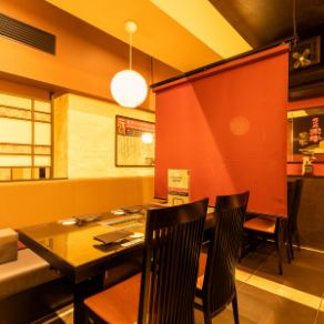 [A restaurant full of luxury] The spacious table seats can be used for dates or dinner parties with women.#Umeda #Kitashinchi #Osaka #Osaka Station #Yakiniku #Sushi #Meat Sushi #Steak #Wine #All-you-can-drink #Wagyu beef #A5 #Hot pot #Izakaya #Private room #Birthday #Anniversary #Date #Surprise #Banquet #Private room #Luxury