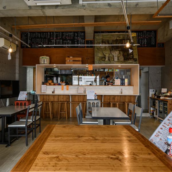 温もりのある木材とシンプルなデザインが特徴の店内は、アットホームな雰囲気が漂います。カウンターやテーブル席がしっかり配置されているため、大人数での宴会にもぴったりです。料理を待ちながら会話が弾む空間は、友人や同僚との楽しい時間を提供します。活気を感じさせる一方で、落ち着いたトーンが心地よいです。