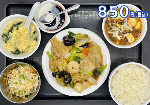 ランチはボリューム満点！飲み放題は1580円(税込)～