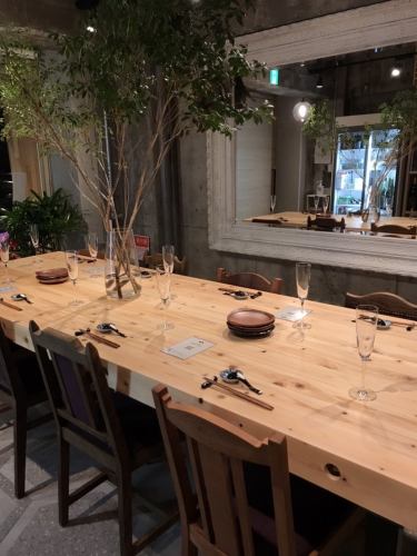 Table seats can be used by 1 to 8 people ◎ The single plate table is very fashionable ♪