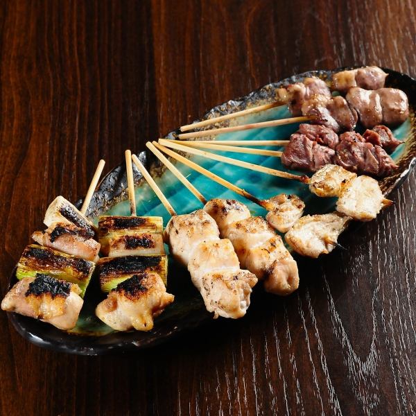 【絶品】お店こだわりの焼鳥盛り合わせ5本盛り979円（税込）/10本盛り2079円（税込）※写真は10本盛りです