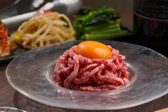 ダイレクトに伝わる生肉ならではのなめらかさと味で当店人気NO.1【和牛ユッケ】