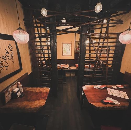 <p>재개발이 진행되어 변해가는 나카노.그런 발전을 이루는 나카노역・북쪽 출구에서 도보 3분.선몰 상가에서 한 편 벗어난 거리에 자리 잡고 있는 [웃음 우에토].하늘을 바라보는, 시라키 격자 × 일본식 간판이 표지입니다.점내는 고민가 정서 넘치는 차분한 구조.계단을 오른 곳에는 느긋하게 편안한 자리를 준비하고 있습니다.</p>