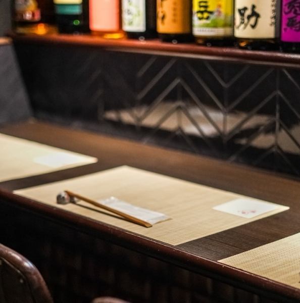 当店のカウンター席はシンプルで落ち着いた雰囲気が魅力の一つ。東北の様々な地酒や店長こだわりの芋焼酎等多数ご用意、一人飲みにもぴったりなお席です。お仕事帰りなどのご利用にいかがでしょうか?居心地の良い空間でリラックスしながらお食事を堪能ください。カウンターならではの特別な体験をお楽しみください!