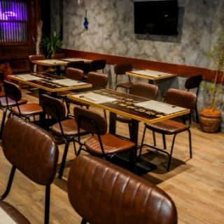 大きなテーブル席を備え、友人や家族との集まりにも最適なお席。落ち着いたインテリアと黒が基調の店内は、居心地良く、お酒と料理を楽しむひと時をより一層引き立てます。広々としたお席はゆったりとした雰囲気で寛げる空間です。