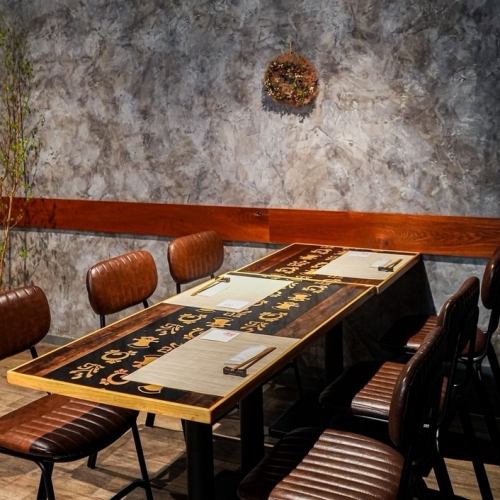 人気の6名様席。落ち着いた雰囲気にでテーブルも広いお席。仲間内の小宴会から接待、女子会等様々はシーンで人気のお席!お早めのご予約お待ち申し上げます。