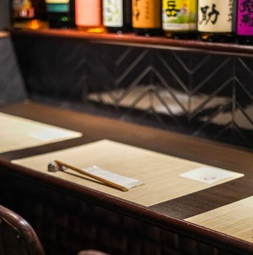 カウンター席はシンプルで落ち着いた雰囲気が魅力の一つ。友人との楽しいひと時や、一人飲みにもぴったりなお席です。お仕事帰りなどのご利用にいかがでしょうか?居心地の良い空間でリラックスしながらお食事を堪能ください。
