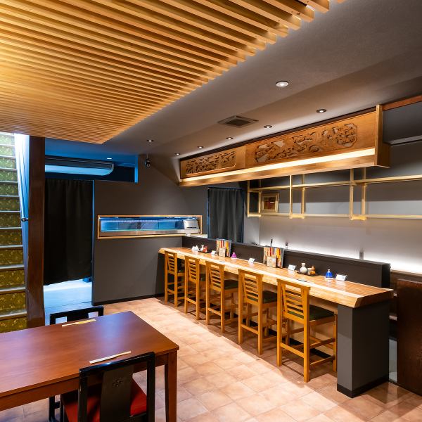 木目調の温かみのある店内で、料理を堪能頂けます。落ち着いた雰囲気の中で、こだわりの料理を心ゆくまで楽しむことができます。木のぬくもりを感じながら、ほっとするひとときをお過ごしください。