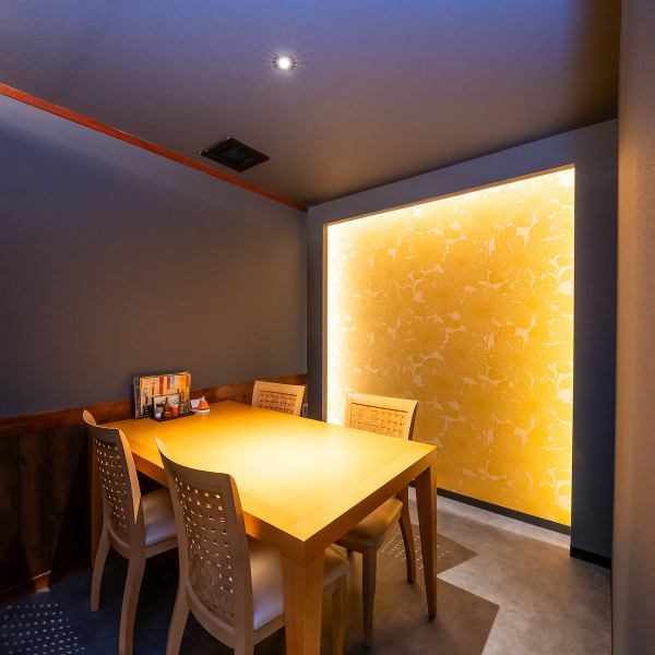 温かみのある木のテーブルと、優しい照明が印象的なこのお部屋は、家族や友人との大切な会話を楽しむのに最適です。プライベート感があり、リラックスしたひとときをお約束します。特別な瞬間をこの空間でお楽しみください。