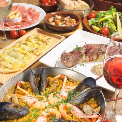 豐富多彩的小吃和西班牙海鮮飯等受歡迎的菜單充實！