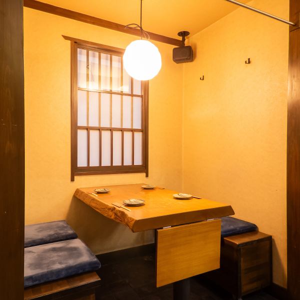 【親しい友人とのひと時を楽しむ】少人数でのご利用に対応したお席もございます◎心地よい空間で、ゆったりとした時間を過ごし、おいしい料理を楽しむことができます。おいしい料理と共に、心温まるひとときをお楽しみください♪