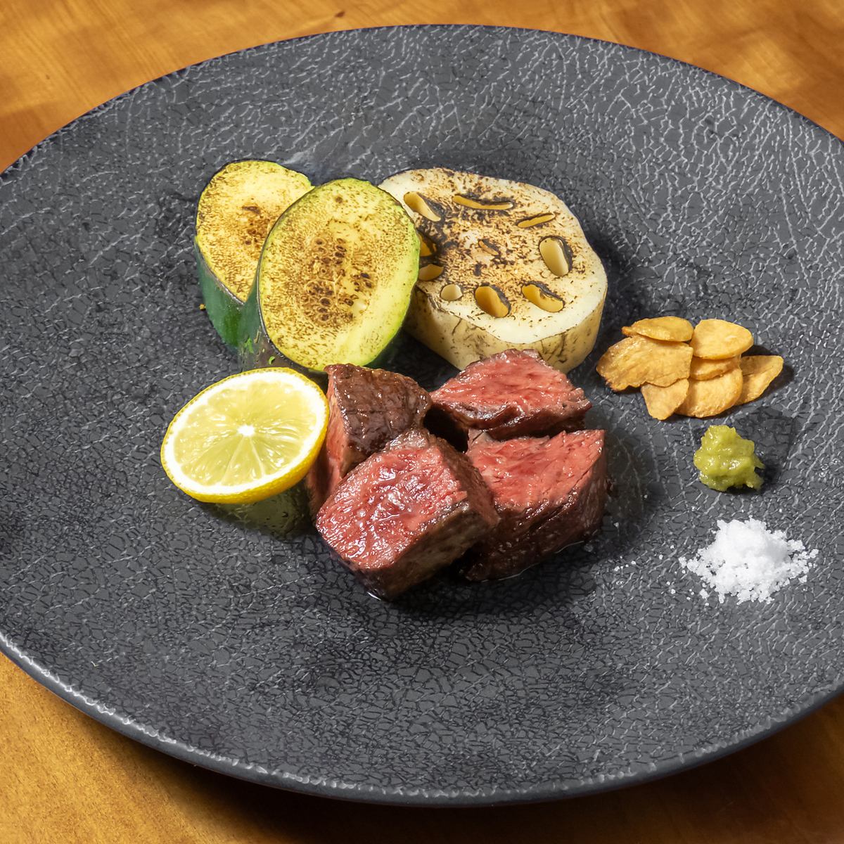 国産牛、鶏を使用した逸品料理や炭火焼きはまさに絶品♪