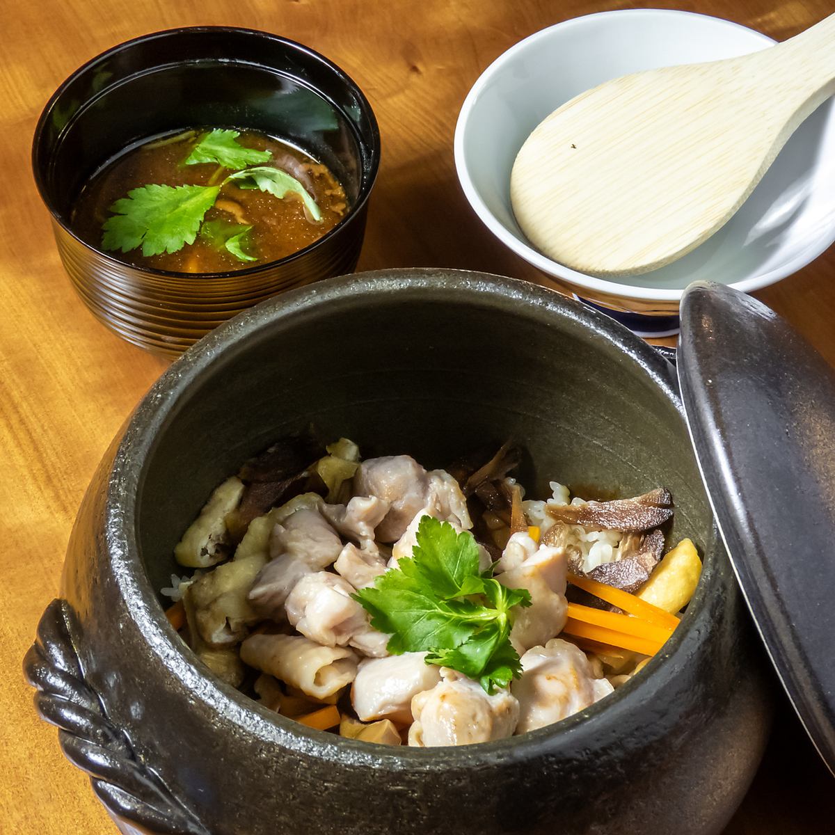 落ち着いた雰囲気の店内で拘りの料理とお酒をお楽しみください！