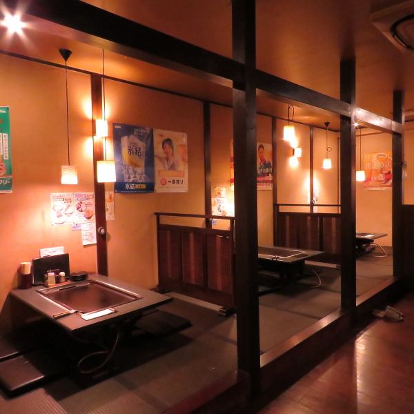 【温馨氛围】本店设有桌椅，无论是与心爱之人约会，还是与家人朋友轻松用餐，这里都是绝佳之选。在温馨舒适的氛围中，您可以尽情享受悠闲时光，品尝美味佳肴。在温暖的交谈中，度过一段特别的时光。