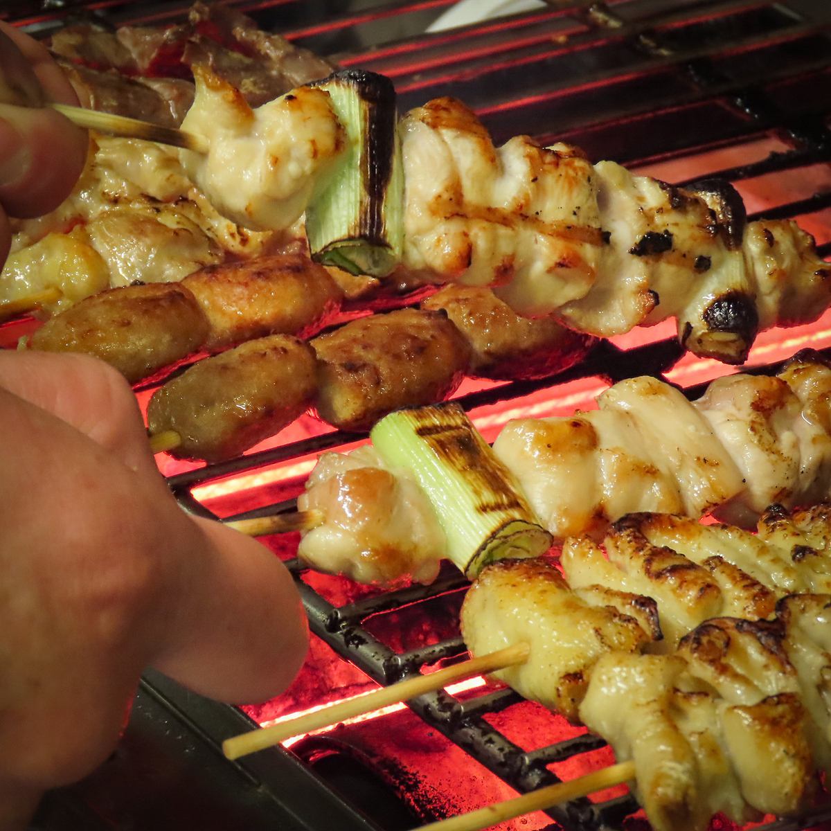 創業当時から変わらぬ人気の手羽先をはじめとする焼鳥をどうぞ!