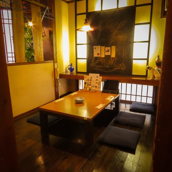 落ち着いた雰囲気の半個室の掘り炬燵席。少人数でのご利用に◎。安心してご来店ください。