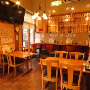 1Fテーブル席。入り口を入ってすぐ♪