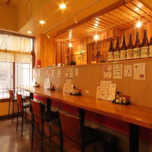 1Fカウンター席。お一人様でも気軽に立ち寄れるカウンター席ございます♪感染予防対策を実施しております。間隔をあけお席へご案内いたします。